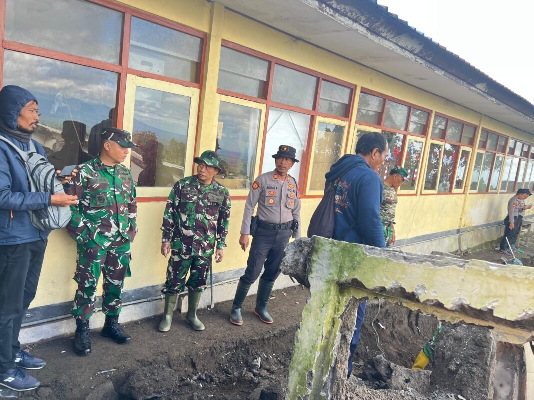 TNI-Polri Bersinergi dalam Penanganan Pasca Hujan Deras di SDN 2 Batur