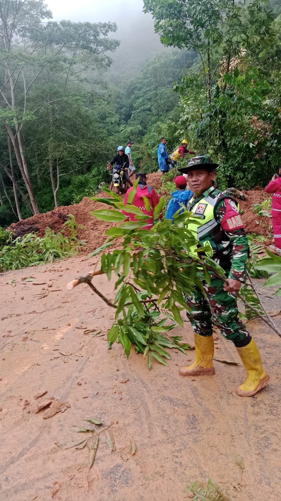 Banjir Longsor di KM 23: Akses Ruteng-Reo Terputus, TNI dan BPBD Siaga