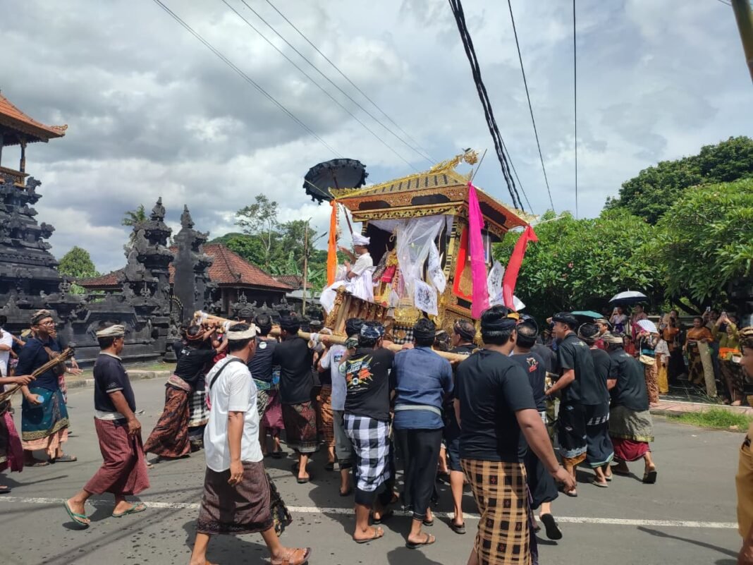 Kepastian Keamanan Upacara Pengabenan di Banjar Metulis, Sertu Wayan Suriawan Berperan Aktif