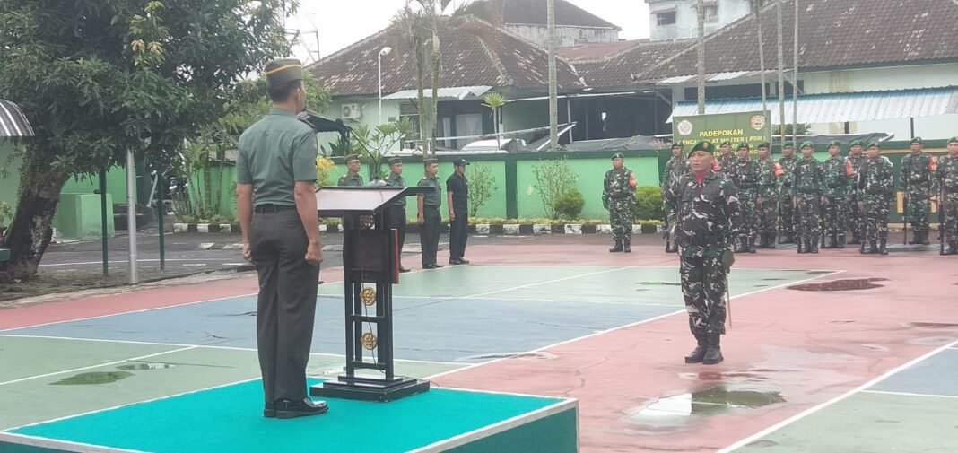 Upacara Bendera Senin: Danramil Nusa Penida Ajak Personel Tingkatkan Komitmen