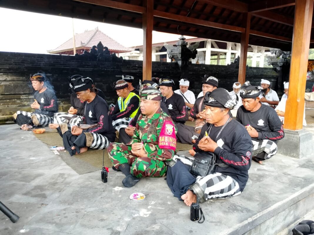 Serka I Made Duduk Dampingi Umat Hindu Rayakan Siwaratri di Desa Jegu