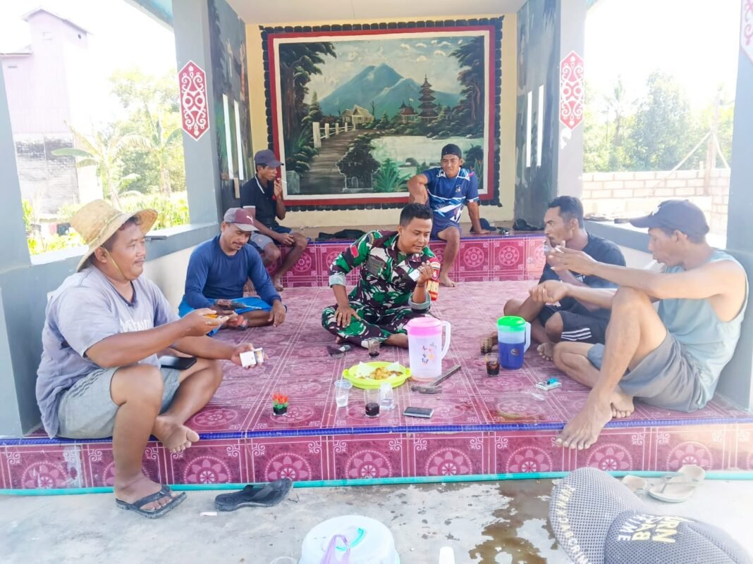 Babinsa Koramil Parenggean Gelar Komsos untuk Tingkatkan Keamanan Desa