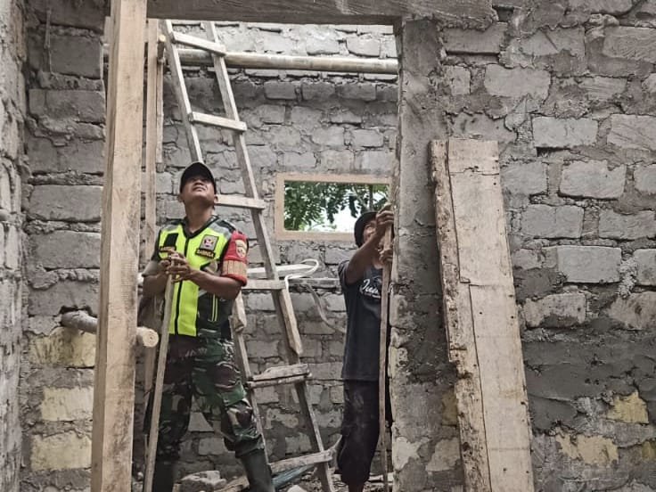 Kepedulian TNI: Sertu Sunardin Bantu Warga Bangun Rumah di Sumba Tengah