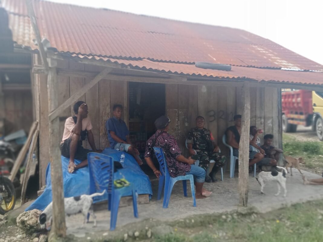 Babinsa Koramil 02/Walakaka Gelar Komsos untuk Kamtibmas yang Lebih Baik di Sumba Barat