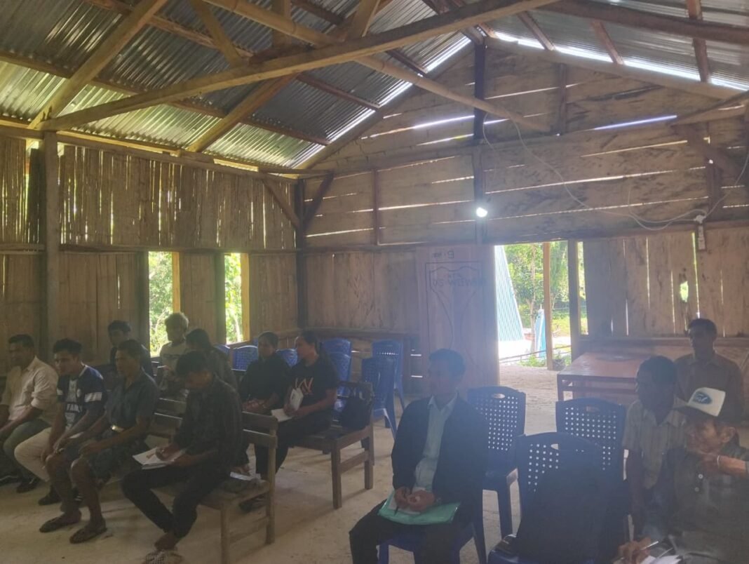 Kolaborasi Strategis: Babinsa Sertu Samuel Lede Kalli Hadiri Rapat Penting di Desa Puu Mawo