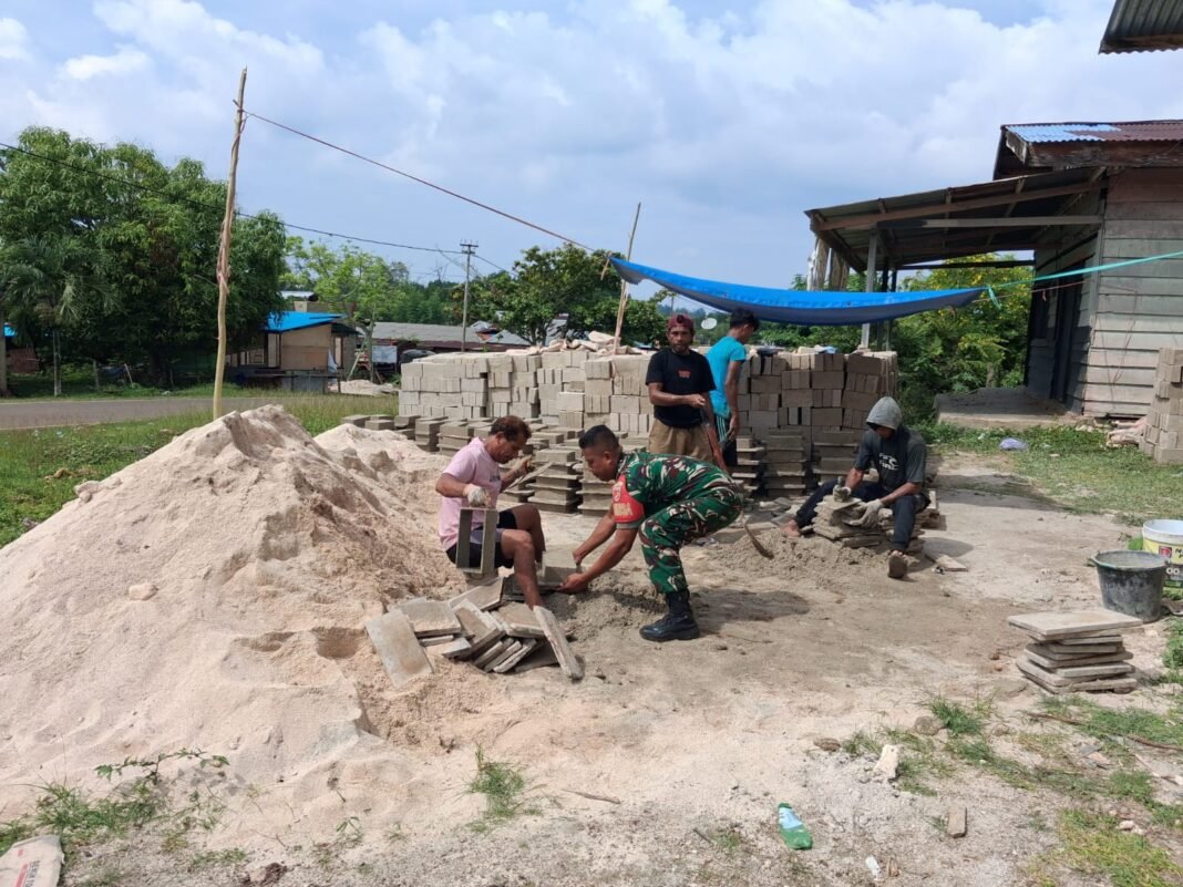 Sinergi Babinsa dan Warga: Pembuatan Batu Bata untuk Rumah Layak Huni di Desa Sanafi