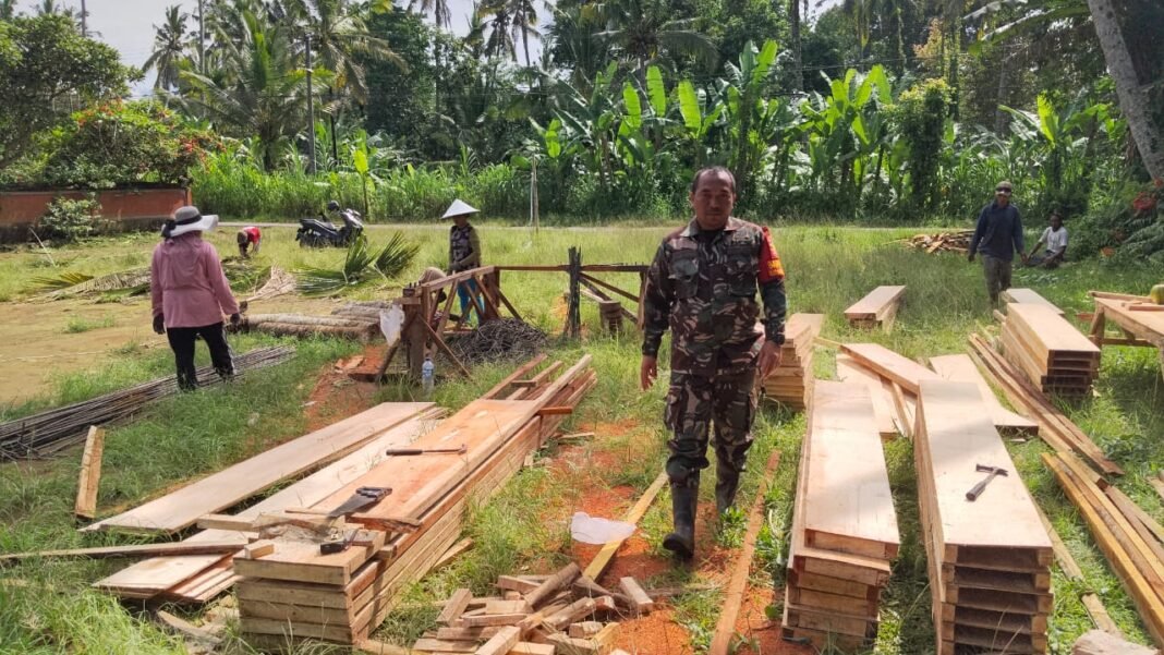 Awasi Pembangunan KDKMP, Babinsa Desa Jehem Tunjukkan Komitmen TNI kepada Masyarakat