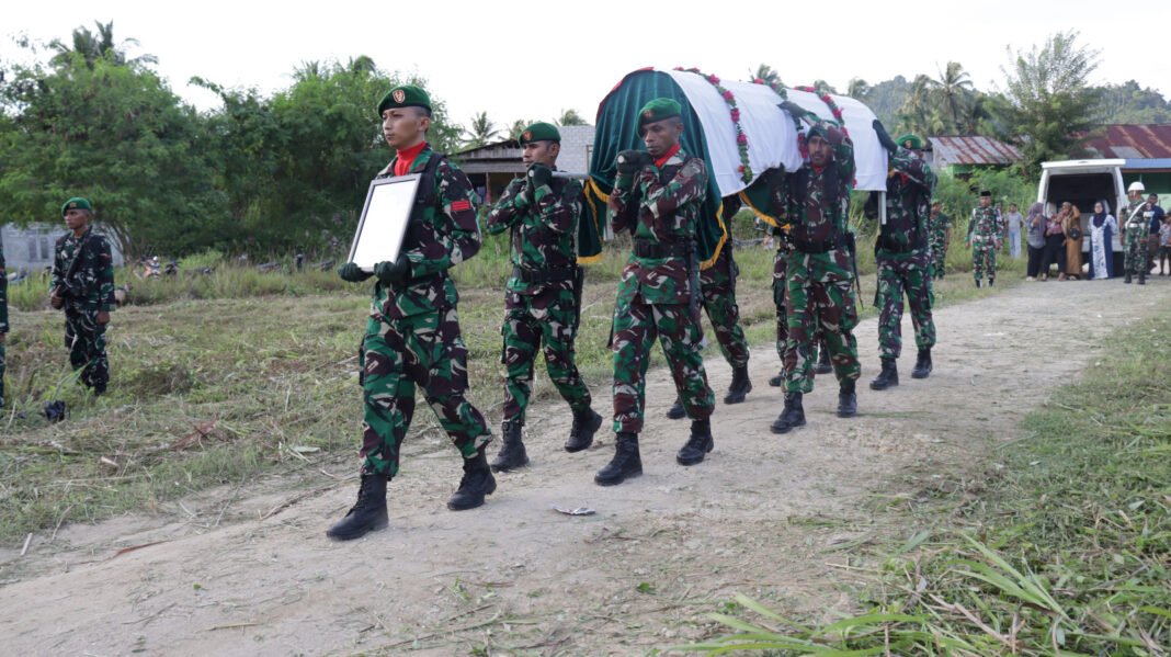 Penghormatan Penuh: Dandim 1512/Weda Pimpin Upacara Pemakaman Militer untuk Kopda La Ogeng