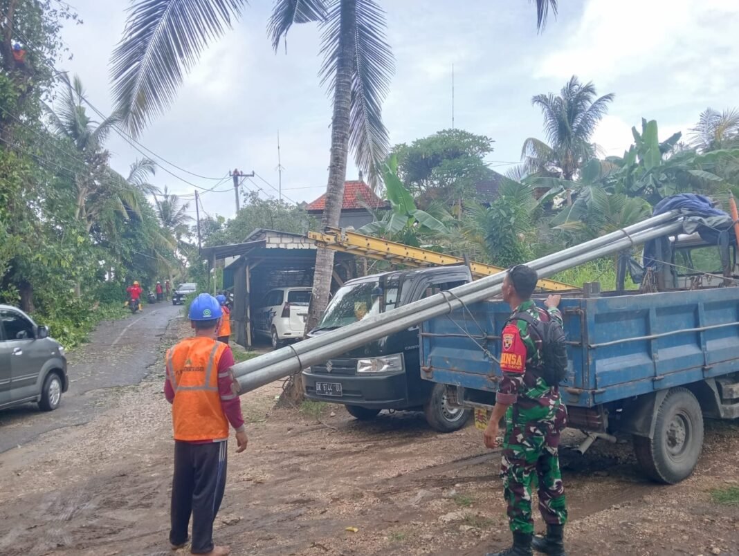 Sikap Tanggap: Babinsa dan PLN Bersinergi Perbaiki Tiang Listrik Patah di Nusa Penida