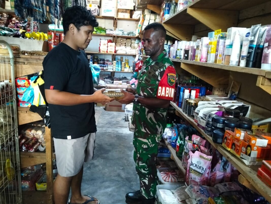 Babinsa Moanemani Gelar Komunikasi Sosial Di Pasar Ikebo untuk Membangun Hubungan Harmonis