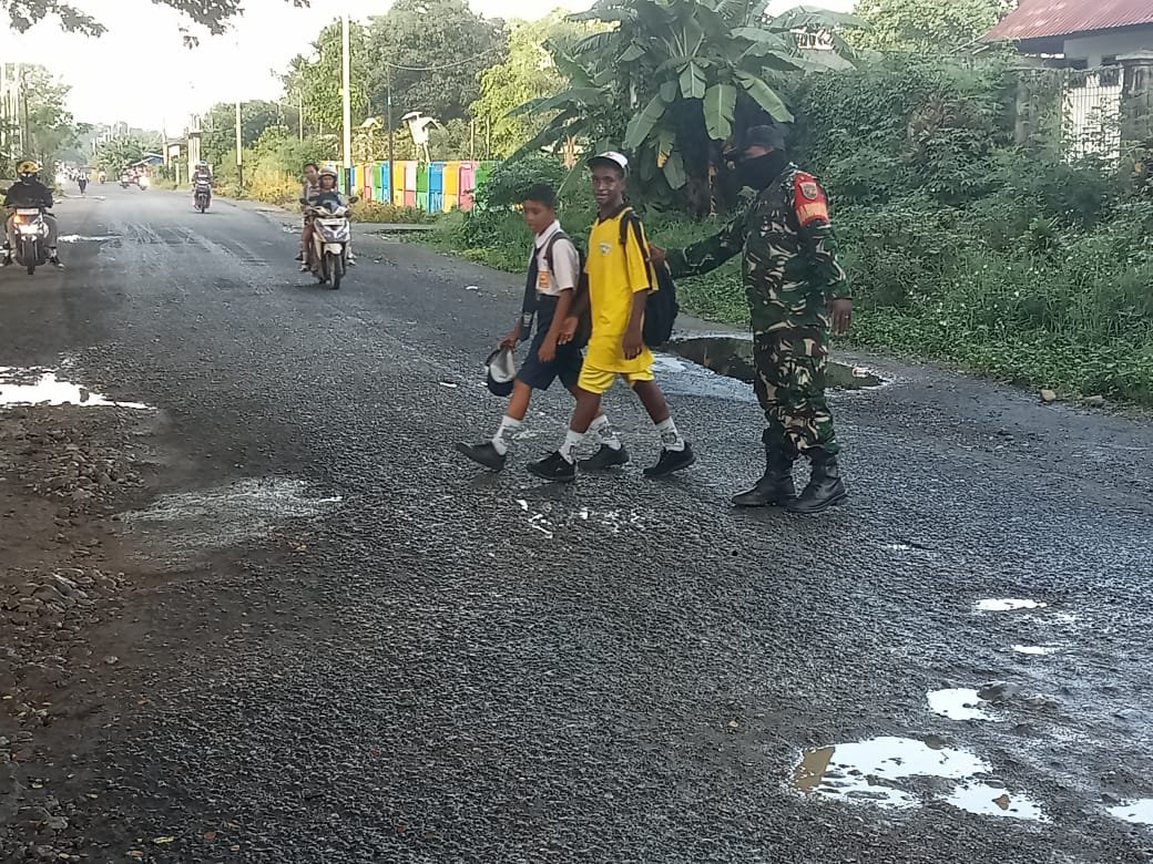 Babinsa Nabire: Garda Terdepan Keselamatan Anak Sekolah di Jalan Raya