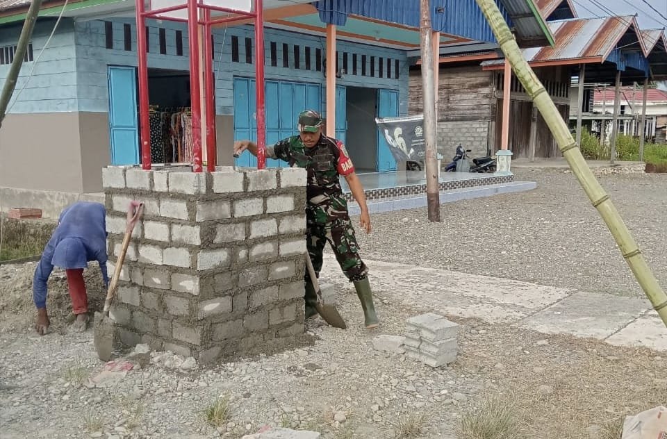 Sinergi TNI dan Warga: Pembuatan Gapura Lorong di Kampung Legari Jaya