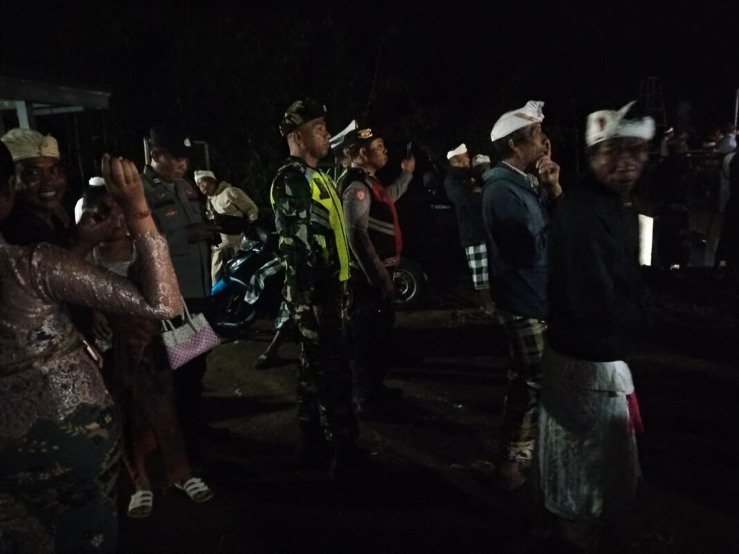 Sinergi TNI dan Masyarakat: Babinsa Jaga Keamanan Pementasan Calon Arang di Desa Undisan