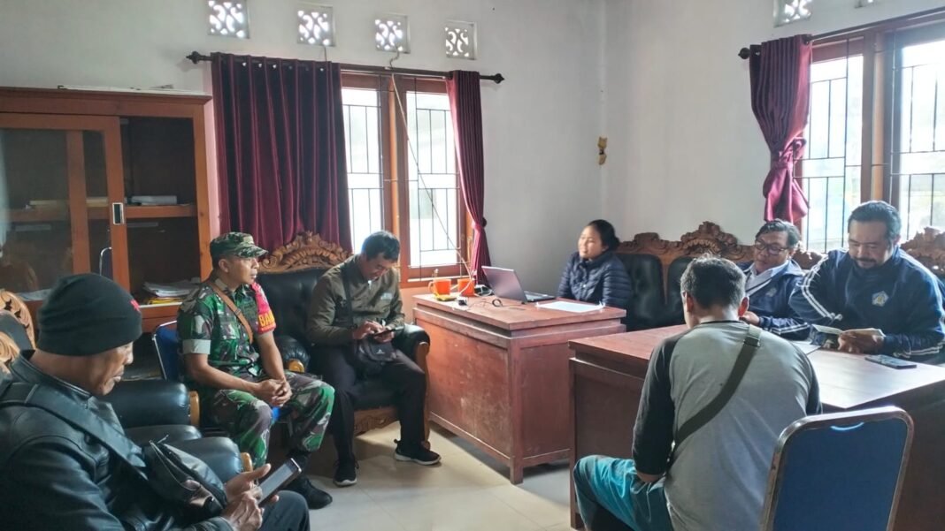 Babinsa Desa Sukawana Lakukan Komunikasi Sosial untuk Kesiapsiagaan Musim Hujan