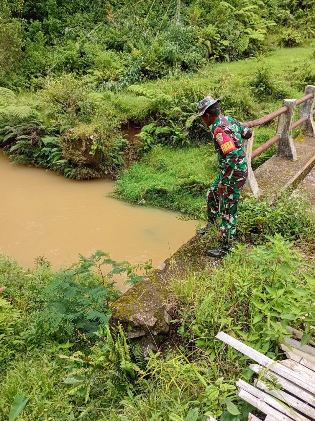 Babinsa Ruteng Terjun Langsung Cek Jembatan Rusak untuk Dukung Program Infrastruktur Presiden