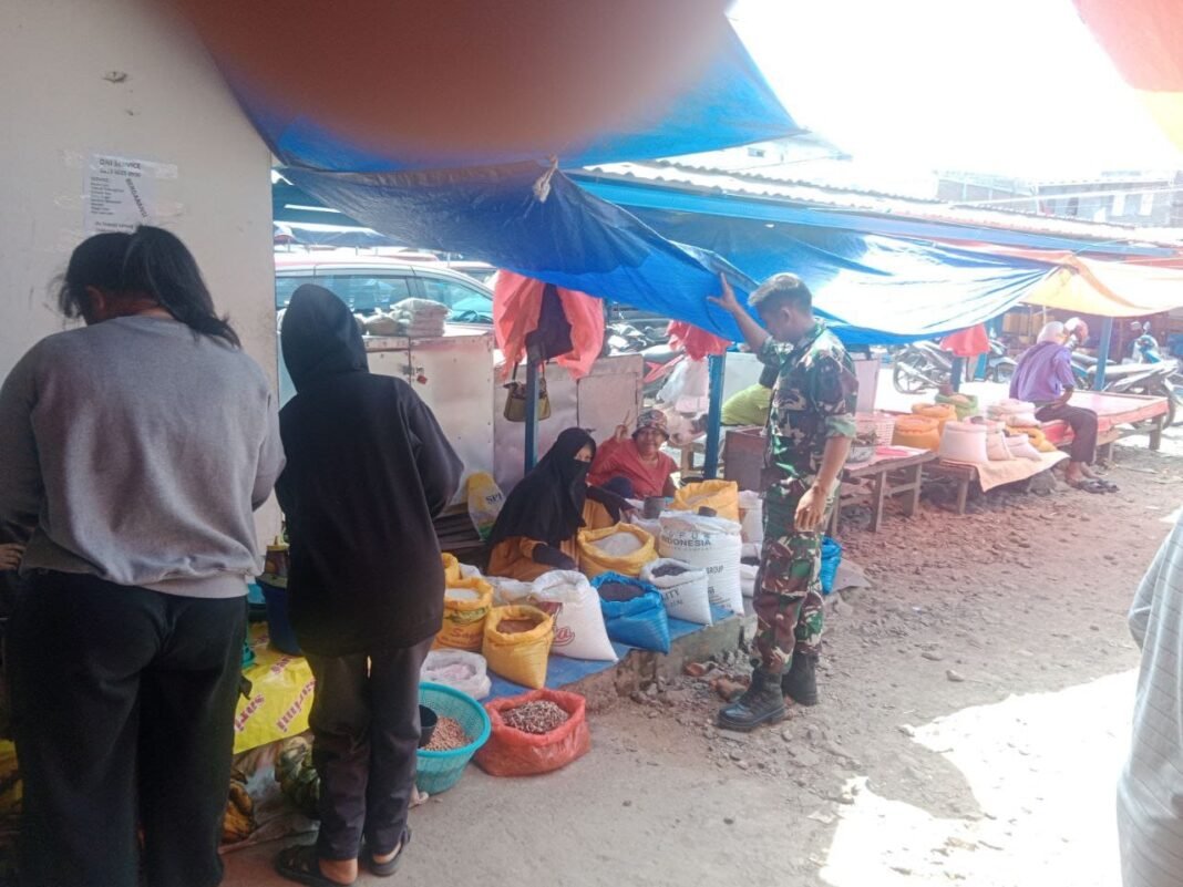 Pemantauan Ketersediaan Bahan Pokok di Pasar Amparita: Babinsa Pastikan Stabilitas Harga