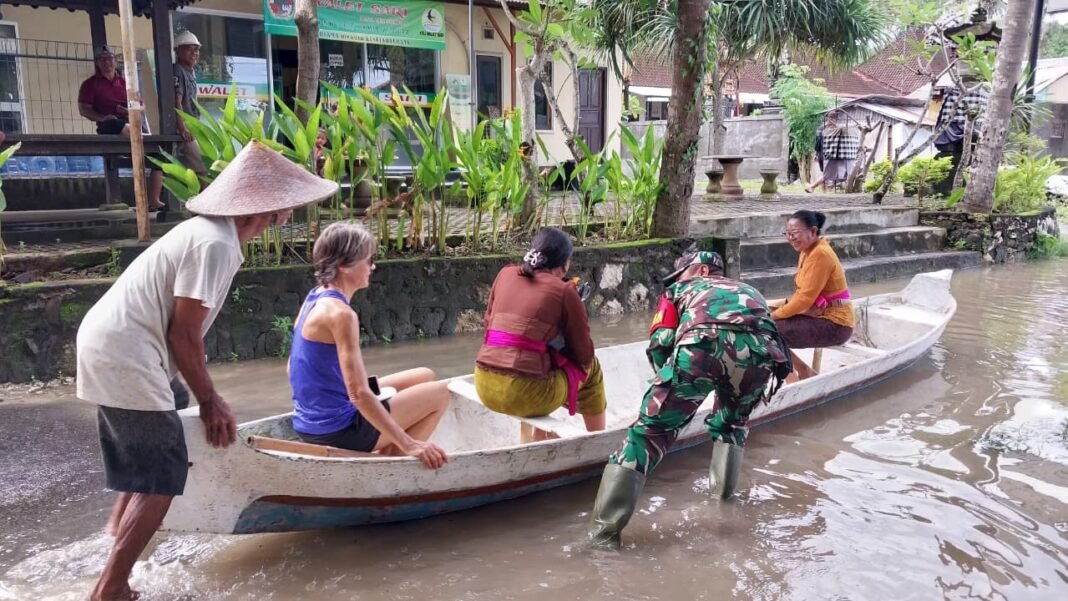 Inovasi Babinsa Lembongan: Perahu Nelayan Sebagai Solusi Banjir untuk Warga dan Wisatawan