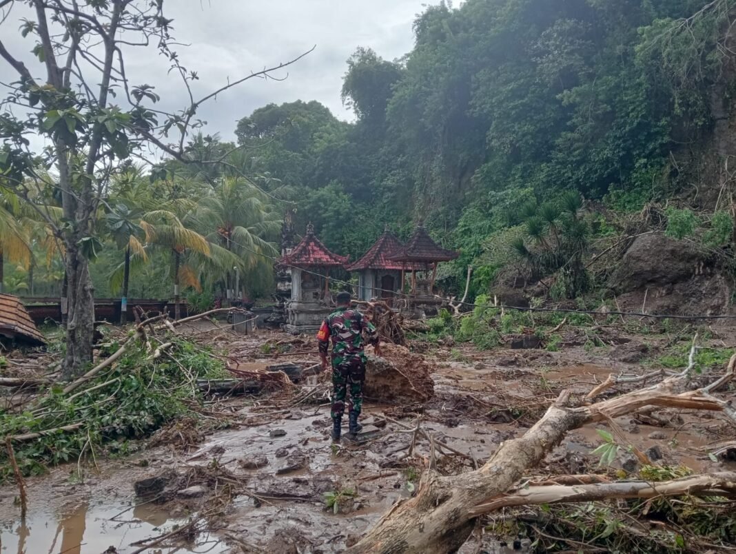 Tanah Longsor Menghantam Pura Ulun Danu, Babinsa Siaga Membersihkan Material