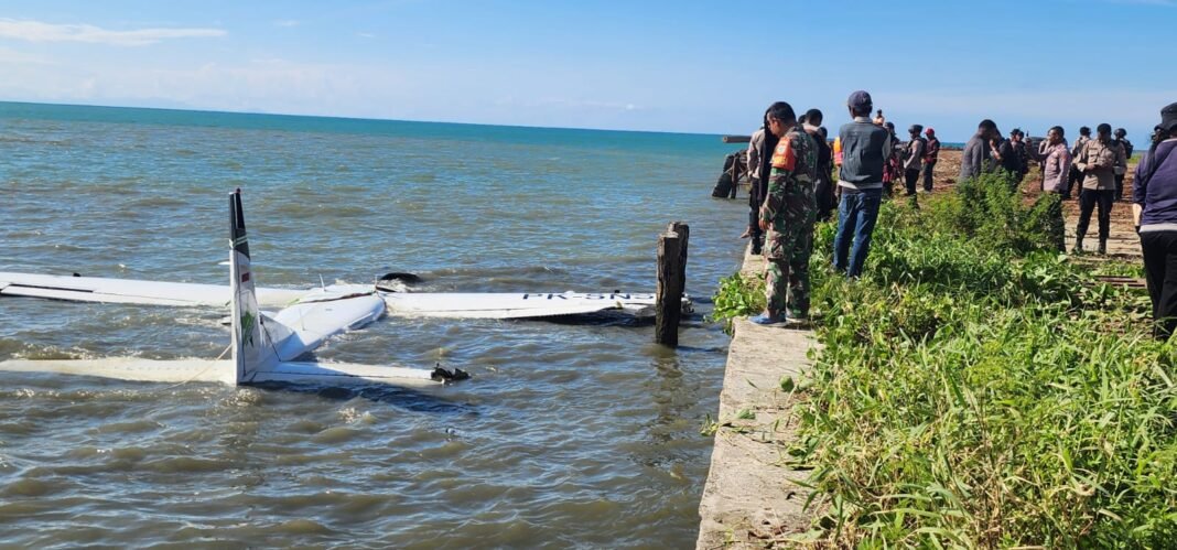 TNI Bersinergi Lakukan Evakuasi Pesawat Smart Air di Pantai Lokbon Karadiri