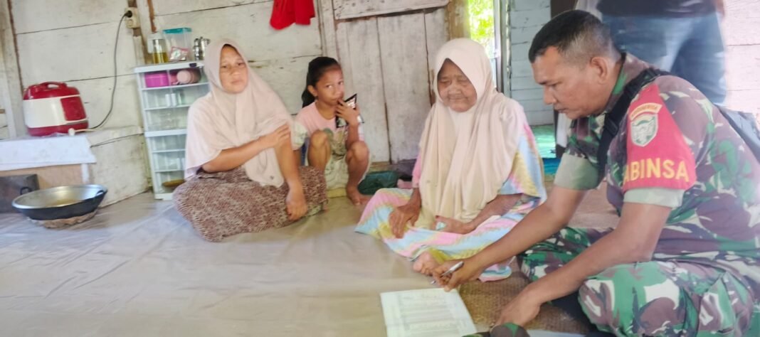 Babinsa Koramil 03/Setia Bakti Laksanakan Komsos dengan Warga Sakit Menahun di Desa Glee Subak