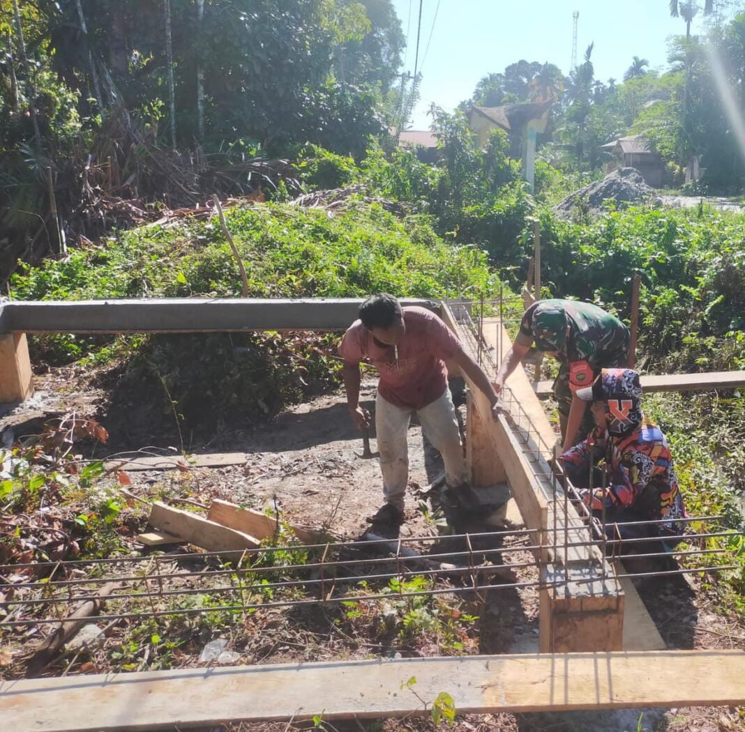 Babinsa Koramil Panga Bantu Warga Bangun Rumah di Gampong Harapan