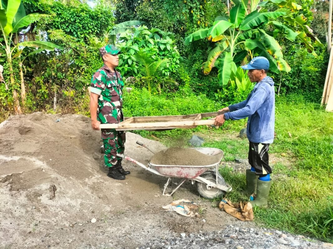 Babinsa Koramil Panga Laksanakan Karya Bakti Gotong Royong Bersama Warga Desa Tuwi Kayee