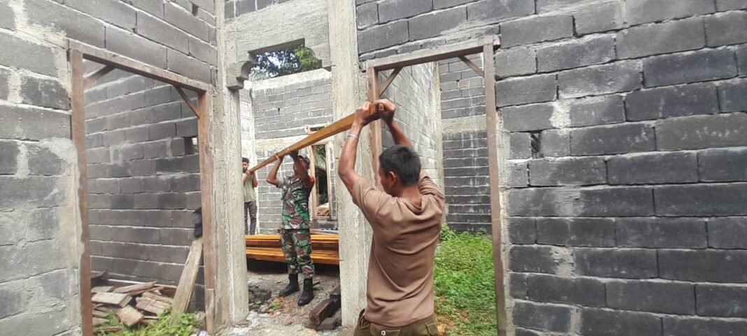 Babinsa Setia Bakti Turut Serta Karya Bakti Pembangunan Rumah Warga
