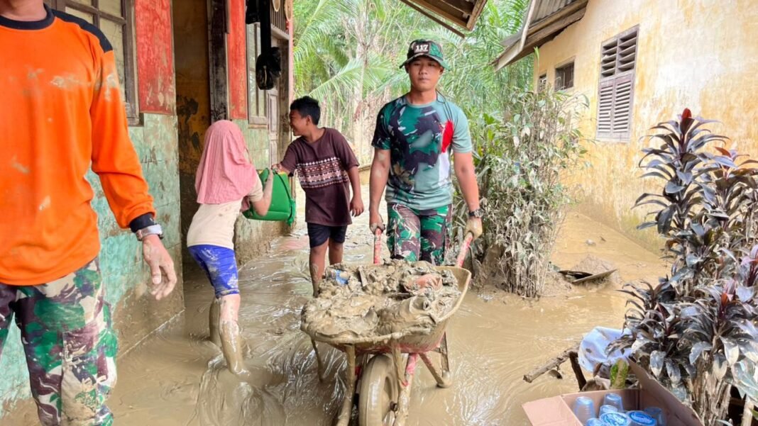 Prajurit Yonif Bersinergi Bersihkan Lumpur dan Sampah di Sekolah Aceh Tamiang