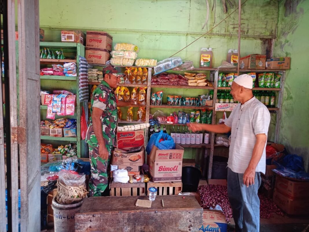 Babinsa Pantau Harga Sembako di Pasar Kecamatan Jaya