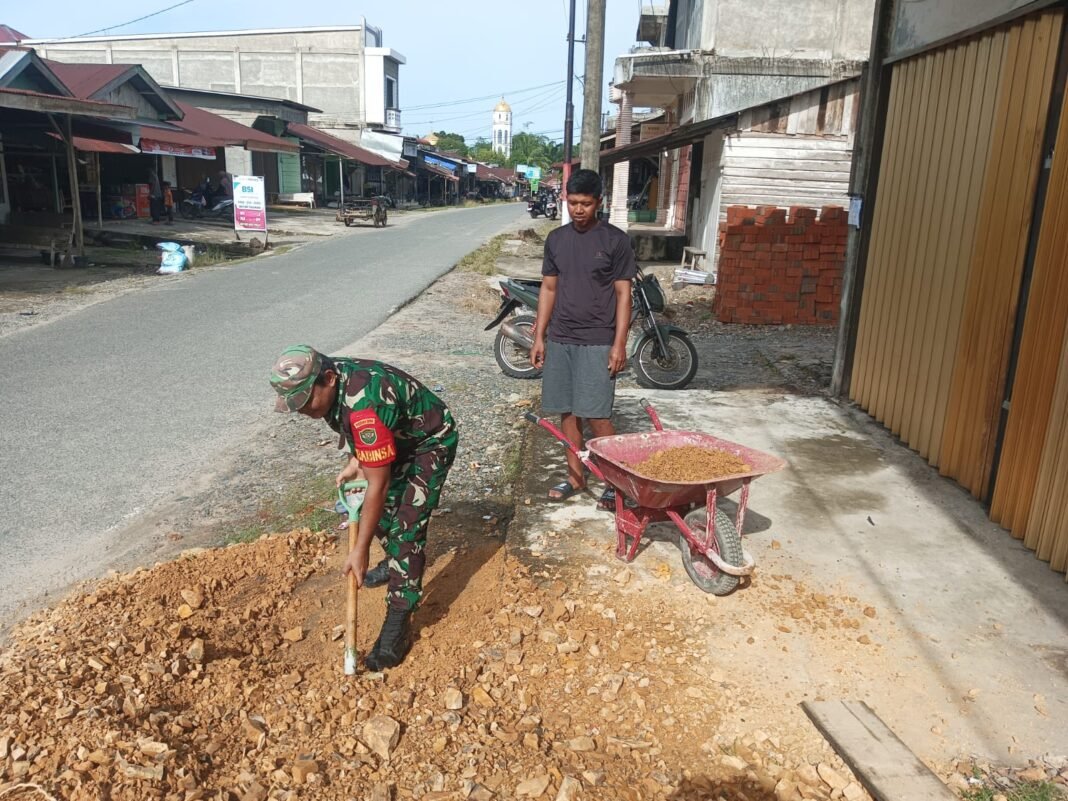 Babinsa Koramil Panga Bantu Warga Timbun Pekarangan Rumah