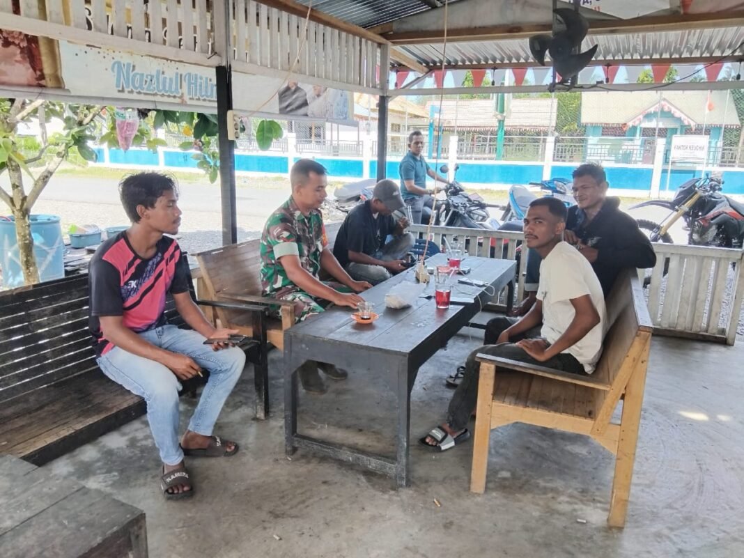 Babinsa Posramil Pasie Raya Saweu Keudee Kopi dan Komsos Bersama Pemuda Desa Tuwi Kareung
