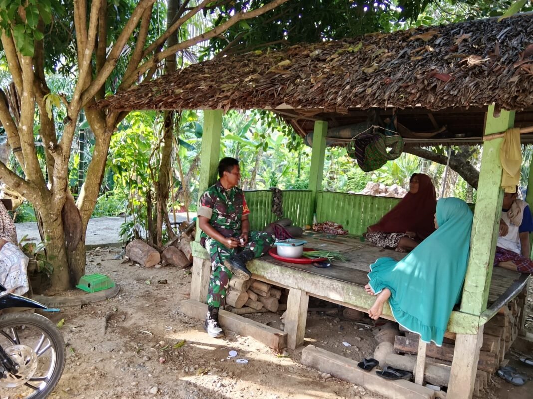 Babinsa Koramil Setia Bakti Laksanakan Komsos Pererat Kedekatan dengan Warga