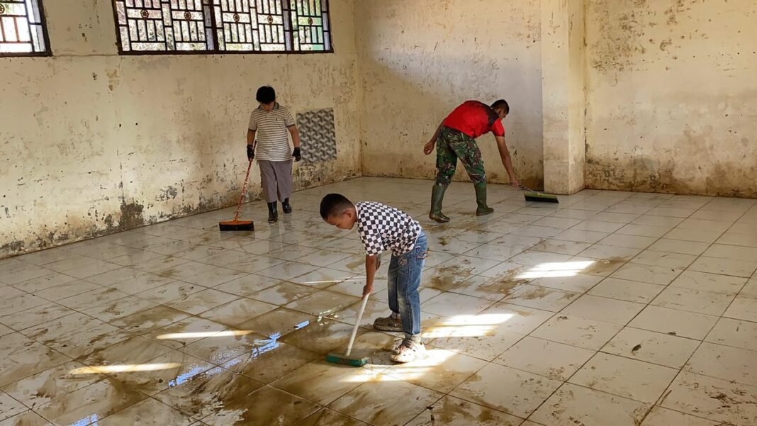 TNI Hadir untuk Pendidikan, Sekolah Dibersihkan Pascabanjir