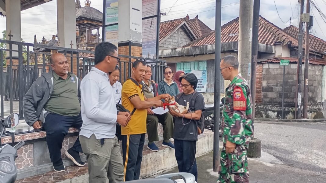 Kolaborasi TNI, Polri dan Puskeswan Cegah Rabies Melalui Vaksinasi di Desa Satra