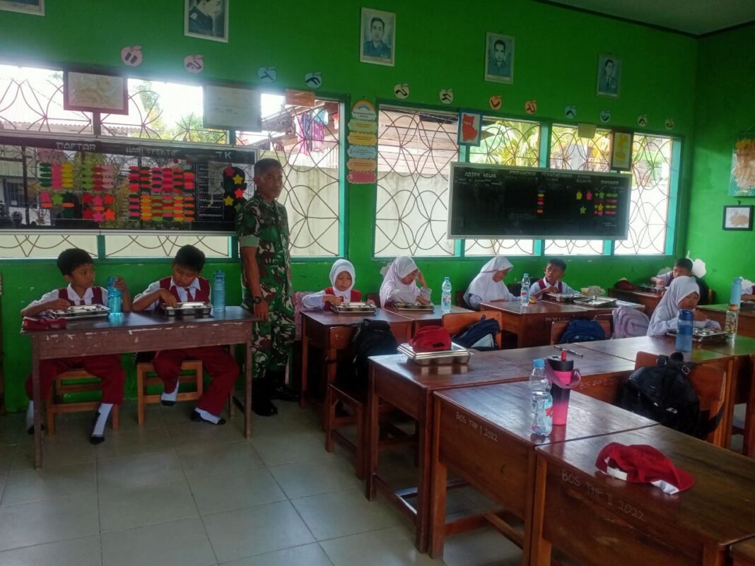 Babinsa Kodim 1420/Sidrap Tegaskan Komitmen pada Distribusi Makan Bergizi Gratis