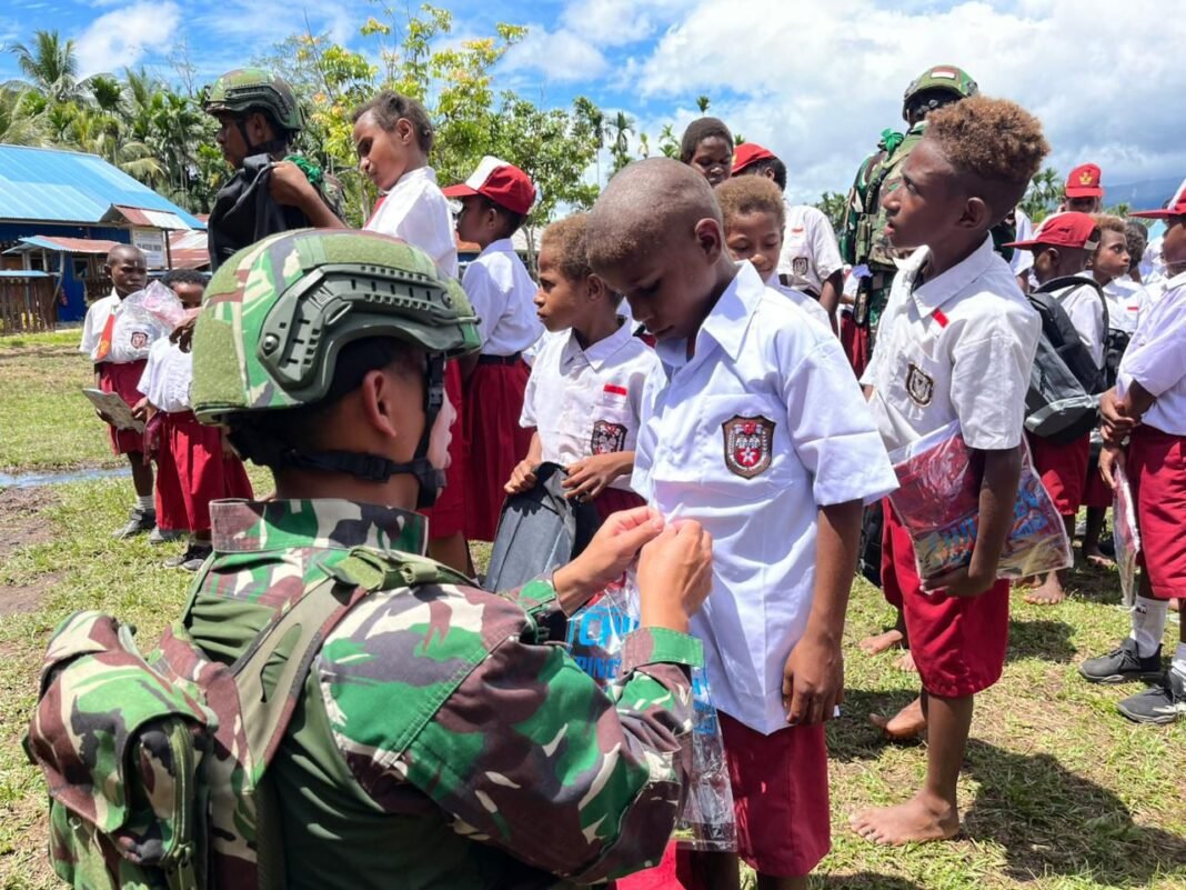 Satgas Yonif 751/VJS Salurkan Seragam dan Alat Sekolah untuk Anak-anak di SD Inpres Iwur