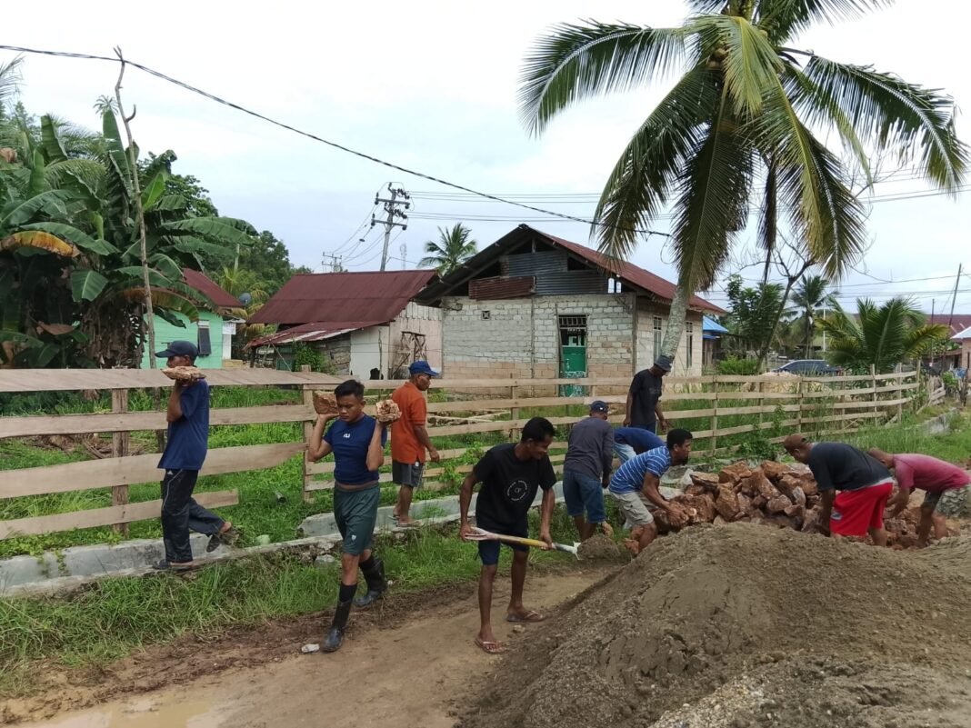 Semangat Gotong Royong Percepat Pembangunan Jembatan TMMD 127 di Sambuli
