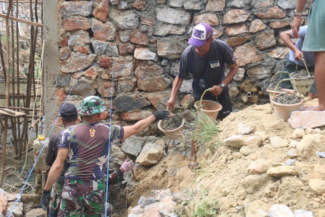 Semangat TMMD 127 dan Warga Anggoeya Hadapi Terik Matahari untuk Pembangunan Infrastruktur