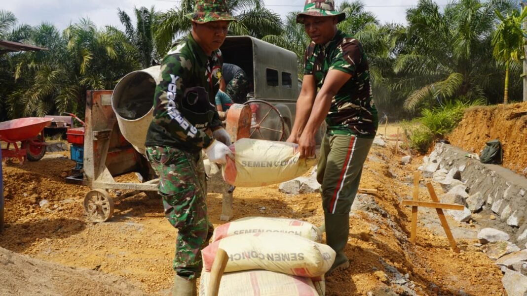 Kolaborasi TNI dan Masyarakat Percepat Pembangunan Siring Jalan di Desa Tri Buana