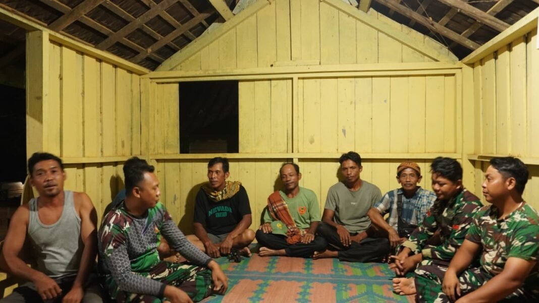 Kebersamaan Satgas TMMD Reg Ke-127 dan Warga Terjalin Hangat Saat Melaksanakan Siskamling