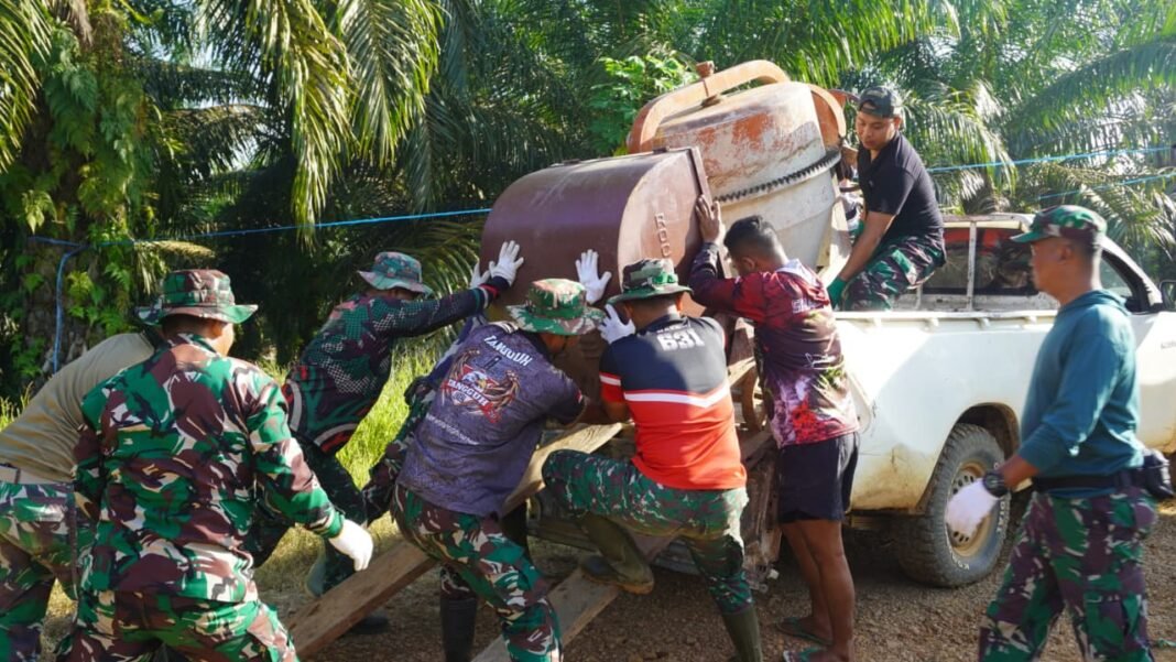 Kerjasama Satgas TMMD Reguler ke-127 untuk Pindahkan Mesin Molen di Desa Tri Buana