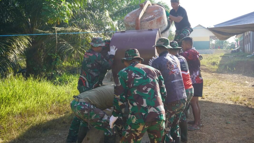 Kepedulian Bersama: Satgas TMMD Reg Ke-127 dan Warga Angkat Mesin Molen