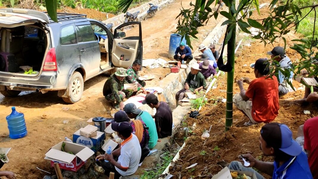 Kebersamaan Satgas TMMD Reguler ke-127 Saat Makan Siang di Desa Tri Buana