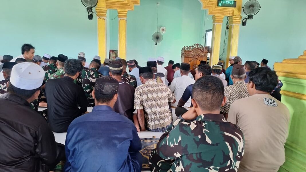 Kedekatan Satgas TMMD 127 Kendari Dengan Masyarakat Melalui Sholat Jumat
