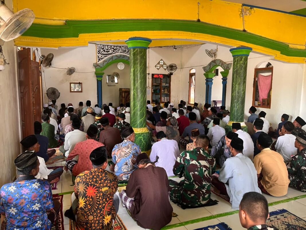 Anggota Satgas TMMD Jalin Silaturahmi Melalui Sholat Jum’at di Wonosari