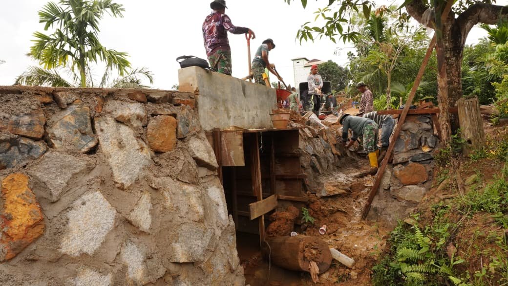 Kekompakan Satgas TMMD ke-127 dan Warga Percepat Pembangunan Desa