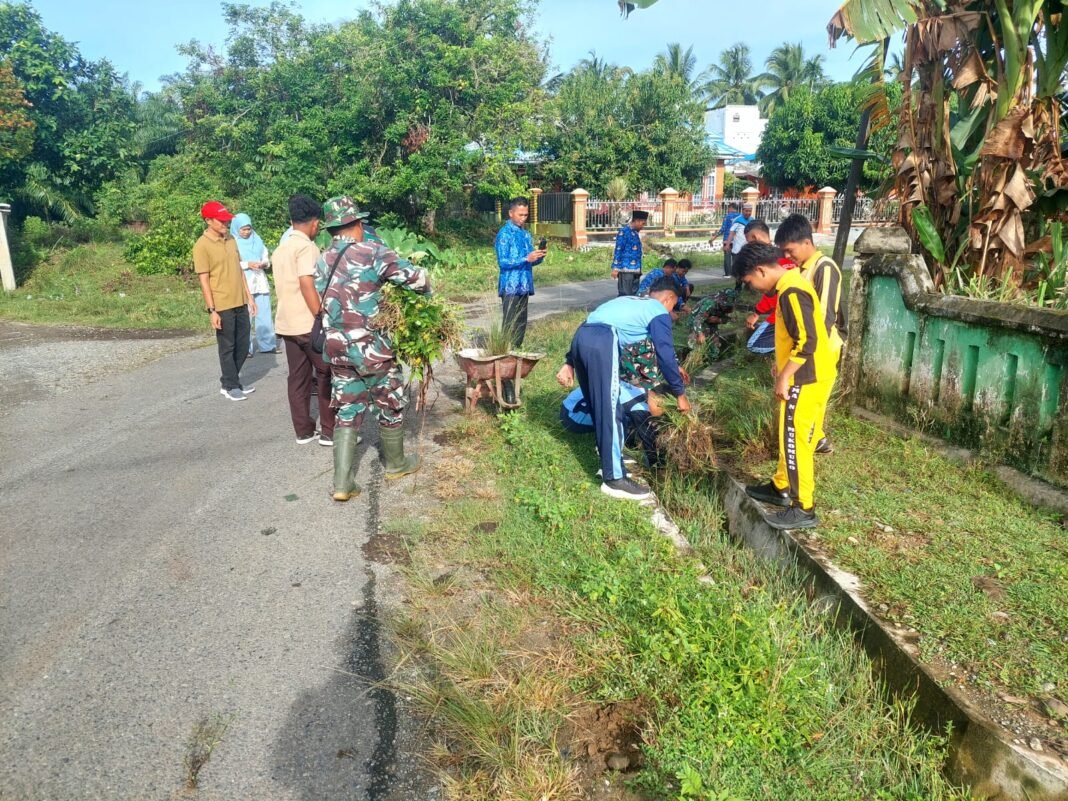 Kodim 0428/MukoMuko Bersama Siswa Laksanakan Aksi Bersih Masjid Darussalam