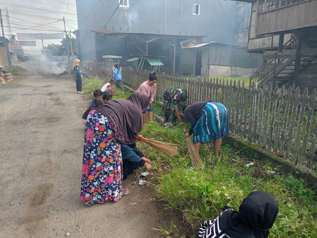 Babinsa Empagae Bersama Masyarakat Laksanakan Karya Bakti Pembersihan Drainase Antisipasi Banjir