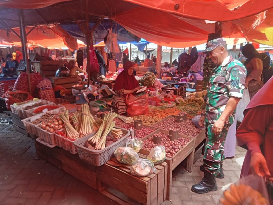 Pemantauan Ketersediaan Sembako oleh Babinsa Rappang untuk Stabilitas Harga Pangan