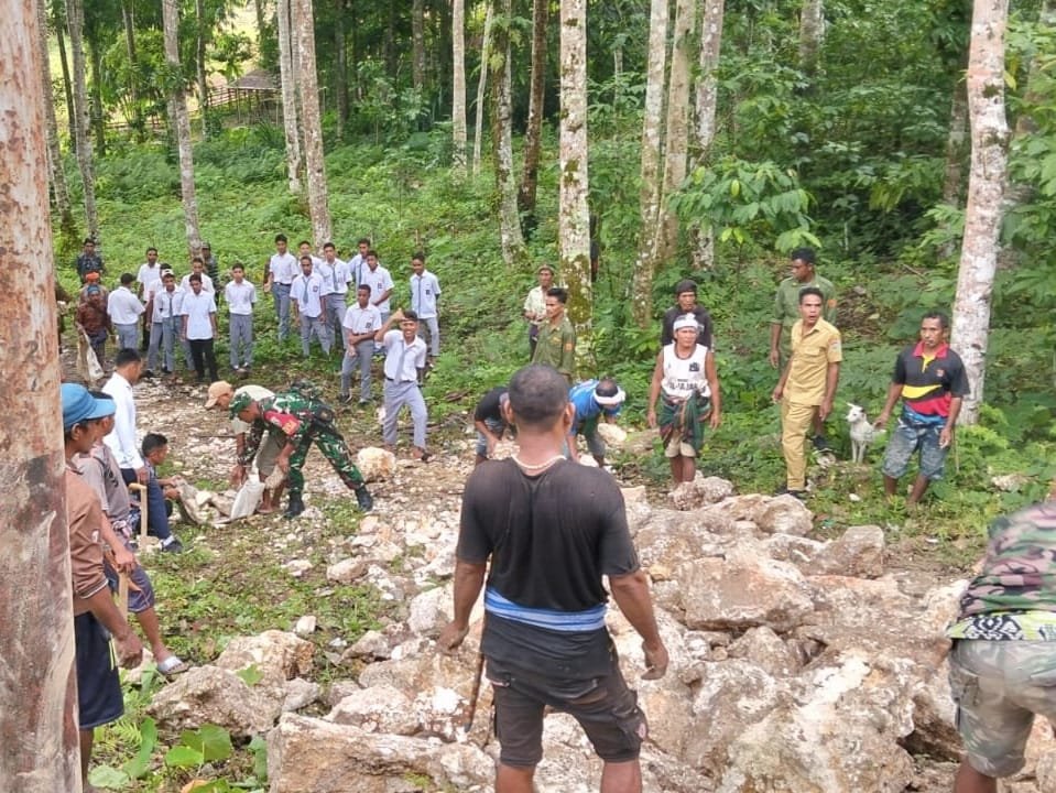 Kolaborasi TNI dan Masyarakat Dalam Perbaikan Jalan Menuju Sekolah di Desa Wanokaza